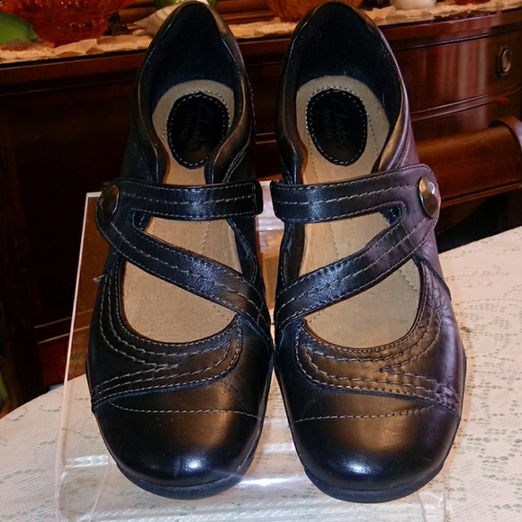 Shoes - Clarks flats